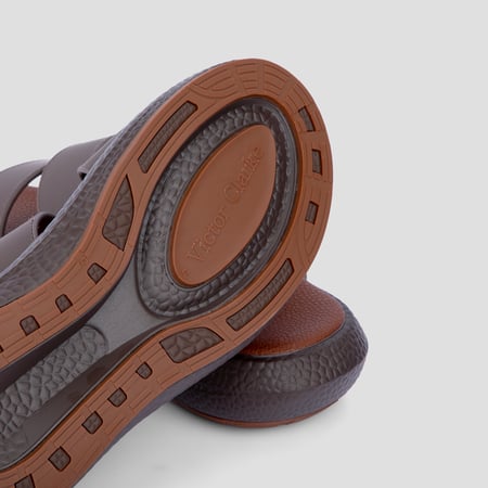 نعال شرقي طبي بني من فيكتور كلارك