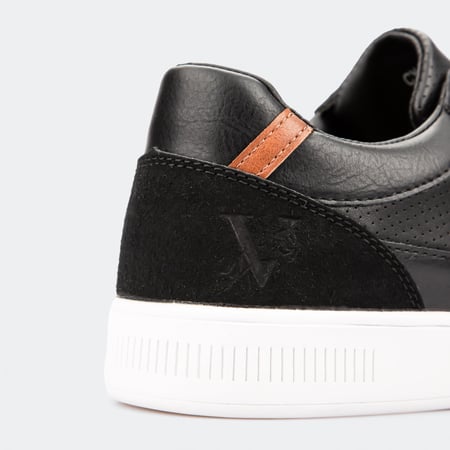 حذاء كاجوال كلاسيكي أسود وخطوط برتقالية فيكتور كلارك