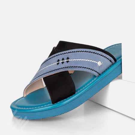 نعال شرقي مطرز بألوان السماوي والأسود تركوازي بتصميم مريح وأنيق