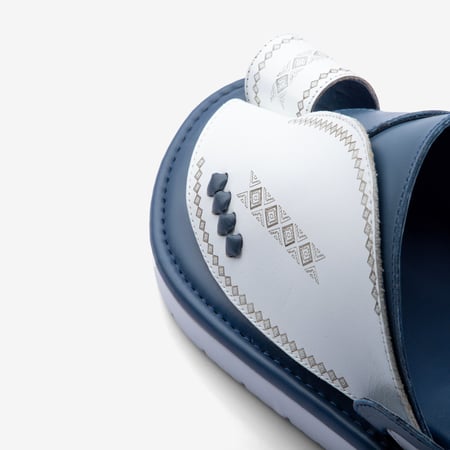 حذاء شرقي إيطالي طبي أزرق وأبيض