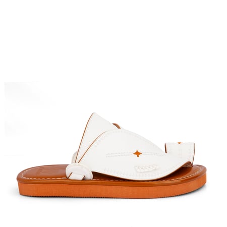 حذاء شرقي جلدي باللون الأبيض مع أرضية كلاسيكية