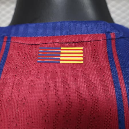 تيشيرت برشلونة الاساسي نسخة اللاعبين 2025-2026