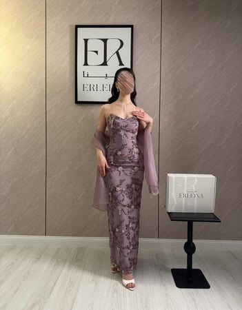 فستان موف طويل بتطريز راق ولمسة أنثوية