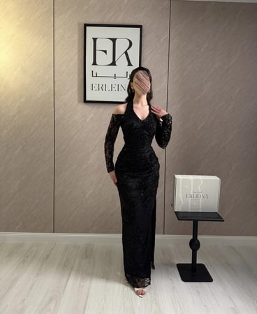 فستان اسود طويل فخم مصنوع من دانتيل مطرز راقي