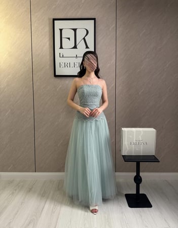 فساتين أخضر فاتح بتصميم هادئ للمناسبات