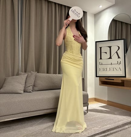 فستان اصفر طويل ناعم يمنحك اطلالة مشرقة وحضور انثوي