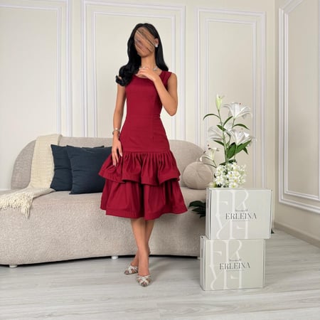 فستان لون عودي أنيق بقصة ترومبت ناعمة يبرز جمال القوام