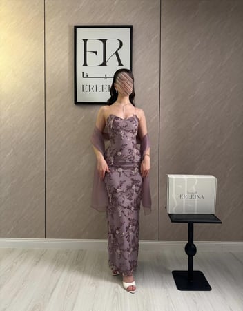 فستان لون موف بقصة ناعمة تناسب السهرات