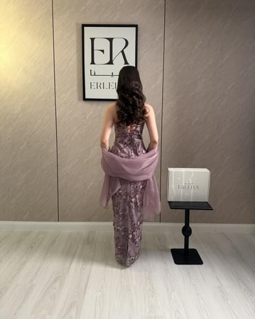 فساتين سهرة موف بتطريز أنثوي راق