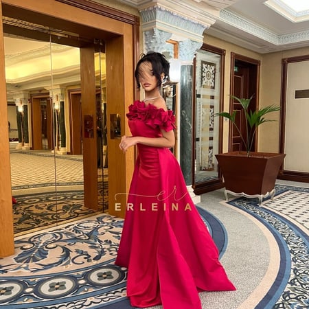 فستان فوشي غامق أوف شولدر يبرز الكتفين بطابع فخم