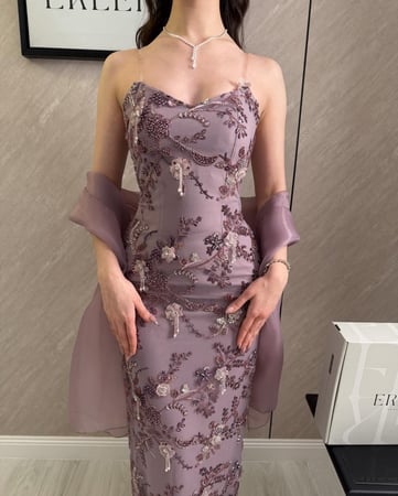 فستان موف ناعم بقصة أنثوية جذابة