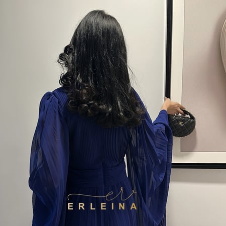 فستان لون نيلي بتصميم أنثوي ناعم يناسب مختلف الأذواق