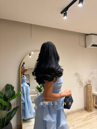 فستان ازرق سماوي فخم بتصميم أنثوي يبرز الخصر بانسيابية