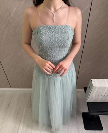 فستان لون أخضر فاتح بقصة ناعمة ولمسة أنثوية