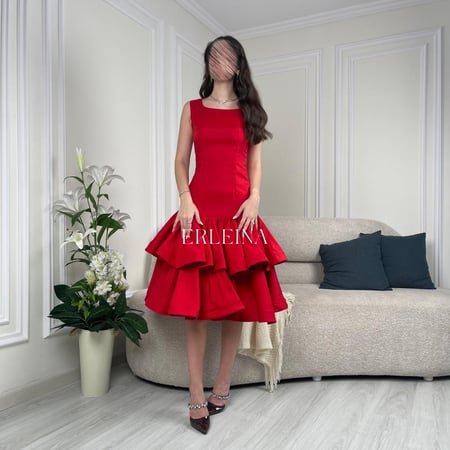 تنسيق فستان احمر مع إكسسوارات ناعمة لإطلالة مميزة