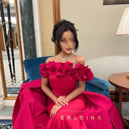 فستان فوشي طويل بقصة ناعمة وذيل يمنحك حضورا مميزا