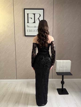 فساتين باللون الاسود بقصة ناعمة تبرز جمال القوام