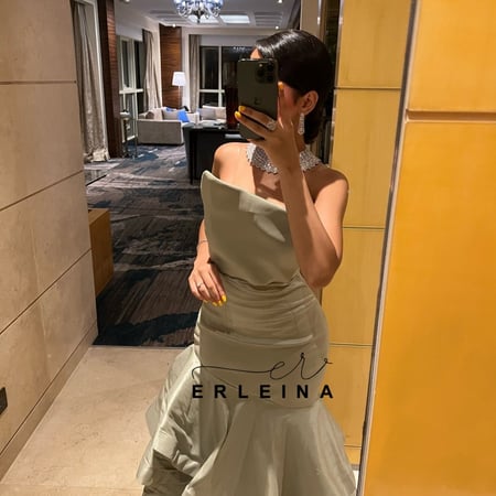 فستان سهرة طويل بتصميم عصري وحضور فخم