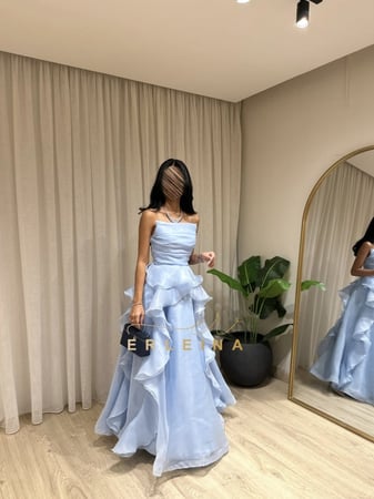 فستان سماوي طويل بقصة أنثوية ناعمة وخامة أورنجزا فاخرة