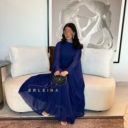 فستان نيلي طويل ناعم لإطلالة راقية تناسب المناسبات