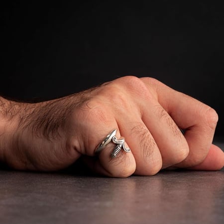 خاتم رجالي فضة استرليني مع تصميم السيف الجذاب