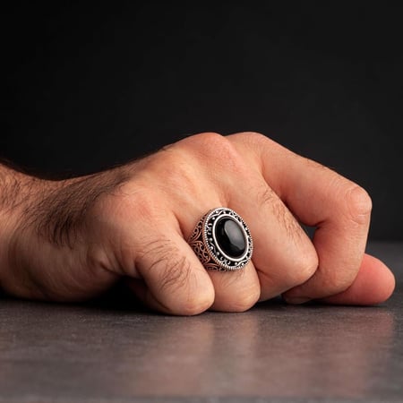 خاتم فضة رجالي بحجر أونكس أسود وزخارف مفرغة