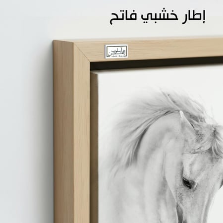 HR106 لوحة فنية معاصرة تصور حصانًا أبيضًا جميلاً برأس منخفض، يظهر وكأنه يفكر أو يستمع. تعكس اللوحة هدوء الحصان وقوته، وتضفي شعوراً بالسلام والأنوثة على أي مساحة.