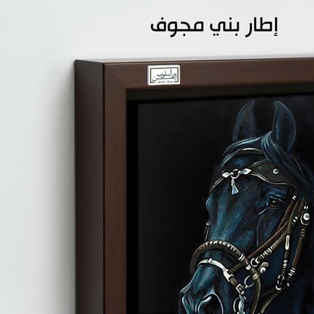 HR142 لوحة فنية واقعية تصور رأس حصان أسود جميل بجموح، مزين بلجام ذهبي، مما يعكس أناقة القوة والجمال.