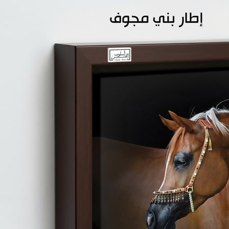 HR109 لوحة فنية بالألوان الزيتية تصور رأس حصان عربي أصيل بلون بني غامق، يبرز جمال ملامحه وأناقته على خلفية سوداء.