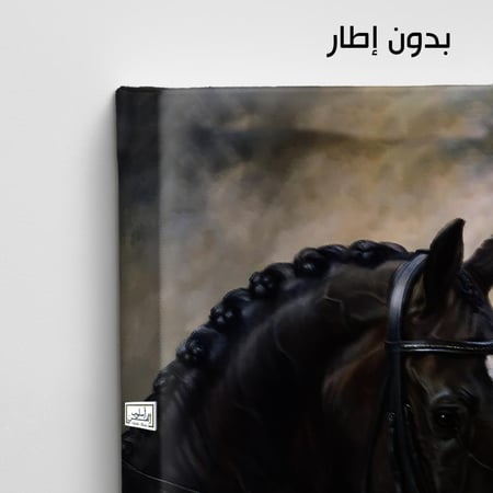 HR2 لوحة فنية فاخرة تصور حصاناً أسود بتفصيل واقعية مع خلفية ناعمة، تضفي أناقة ورقي على أي مساحة.