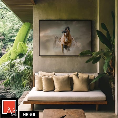 HR56 للوحة فنية معاصرة تصور قطيعاً من الخيول البرية وهي تجري بسرعة عبر السهول الشاسعة تحت سماء عاصفة. يبرز الحصان البني في المقدمة بقوته وحركته.
