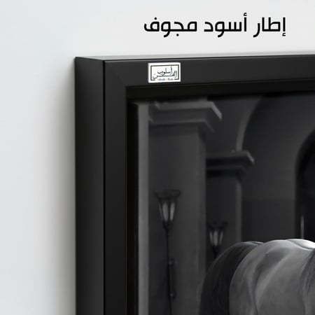 HR229 لوحة فنية معاصرة تصور حصانًا بنيًا واقفًا في إسطبل مظلم، يسلط عليه الضوء من مدخل الإسطبل. تعكس اللوحة قوة الحصان وجماله، وتبرز الأناقة من خلال الألوان الداكنة والخطوط الحادة والتباين القوي بين الضوء والظلام.