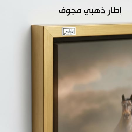 HR56 للوحة فنية معاصرة تصور قطيعاً من الخيول البرية وهي تجري بسرعة عبر السهول الشاسعة تحت سماء عاصفة. يبرز الحصان البني في المقدمة بقوته وحركته.