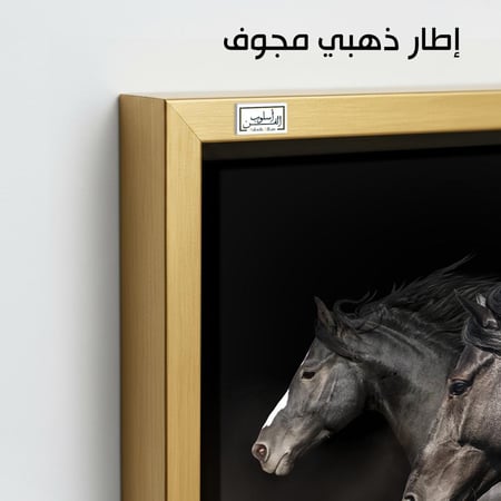 HR60 لوحة فنية معاصرة بالأبيض والأسود تصور ثلاثة أحصنة سوداء جميلة، رؤوسها متجهة نحو نفس الاتجاه، مع خلفية ضبابية. المشهد يعبر عن القوة والوحدة.