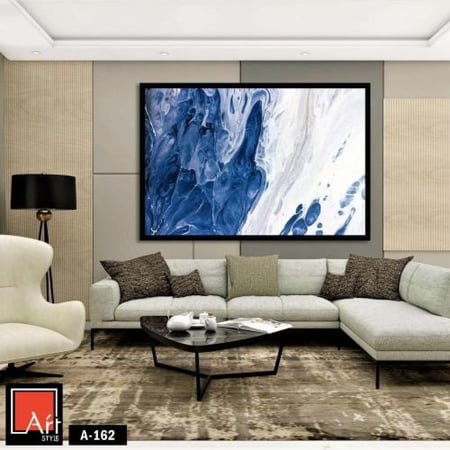 A162 لوحة تجريدية بإطار أسود، تجمع بين درجات الأزرق والأبيض، تضفي لمسة هادئة وأنيقة على الديكور.