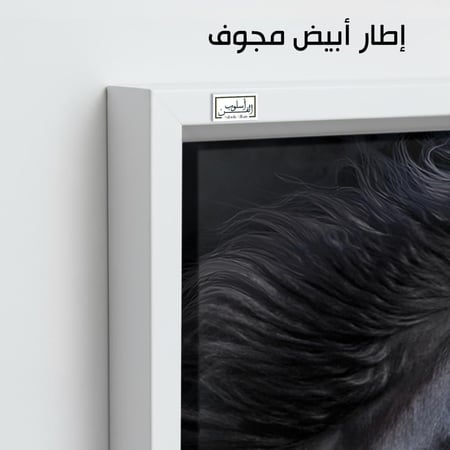 HR48  لوحة فنية معاصرة تصور رأس حصان أسود بجمال لافت، حيث تبرز عيونه الزرقاء الساحرة وألوانه الداكنة على خلفية سوداء ضبابية