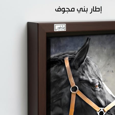 HR119 لوحة فنية بالأبيض والأسود تصور رأس حصان أسود جميل، يبرز لمعان فروه وعمق عينيه على خلفية رمادية داكنة.