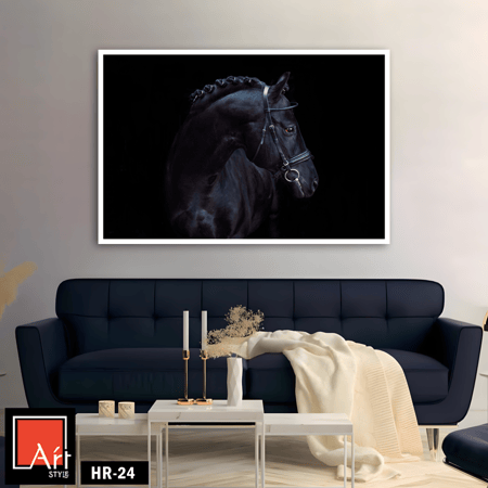 HR24 لوحة فنية معاصرة تصور رأس حصان أسود نقي، مرسوم بتفاصيل دقيقة على خلفية سوداء. تعكس اللوحة الجمال والأناقة والقوة.
