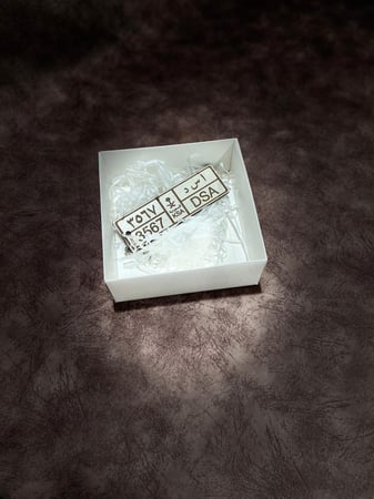 ميدلية او تعليقات باسم اللوحة