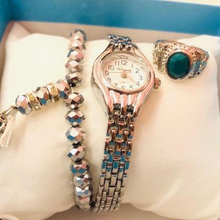 3 قطع من مجموعة الطفل المدلل ,سبحة ,خاتم مزين بالأحجار  الجميلة ,ساعة بتصميم كاجوال ,مناسب للإطلالة اليومية الأنيقة ,سحر براق لا يقاوم لتزيين ابنك المدلل !