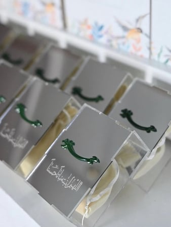 علبة اكريلك فارغه او مع مسك حسب الطلب