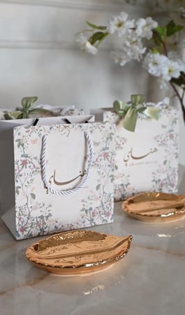 قاعدة ذهبيه فاخره مع كيس بالتصميم