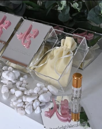 علبة اكريلك فارغه او مع مسك حسب الطلب