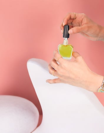 زيت تطويل وتقوية الاظافر