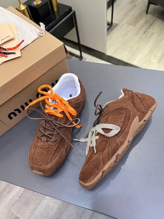 نيو بالانس تعاون مع ميو بني