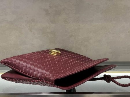 شنطة بوتيغا بلون عنابي مميز