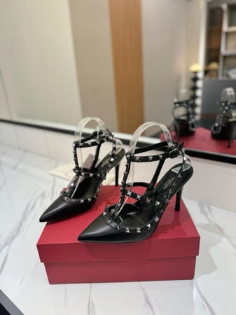 كعب فالنتينو اسود فاخر