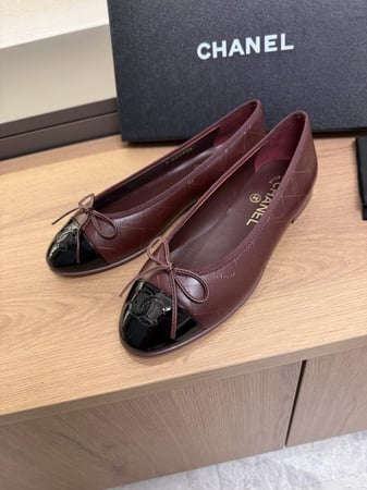 فلات شانيل برغاندي وأسود