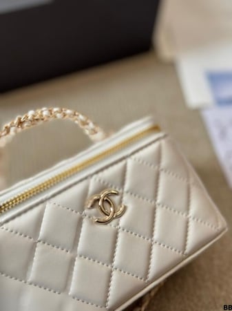 حقيبة شانيل بلون سكري متألق