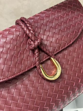 حقيبة بوتيقا عنابي